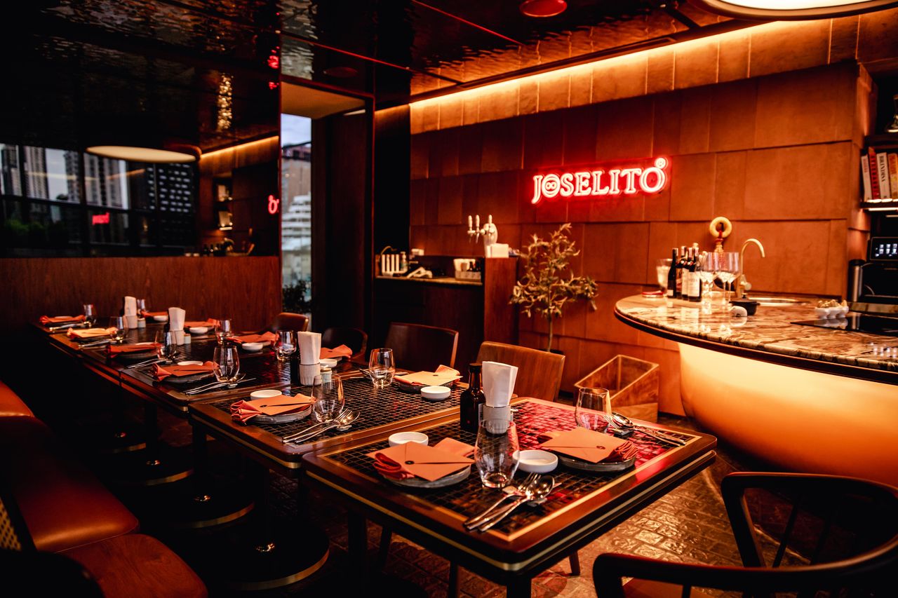 Latirra's dining room — grill tables, leather banquettes and curved lighting